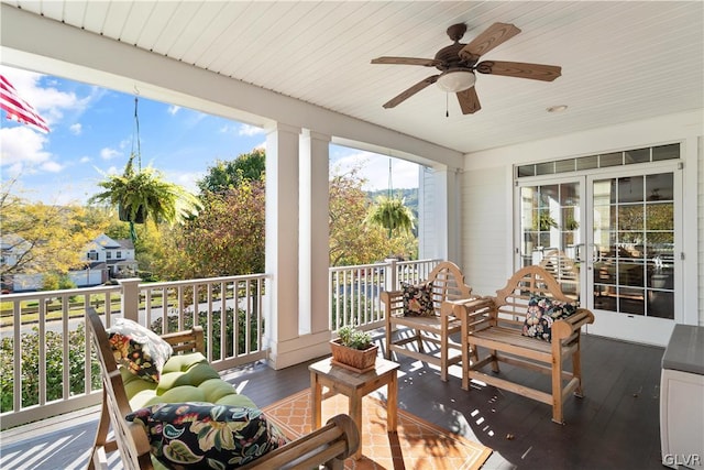 sunroom with ceiling fan