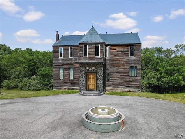 view of front of property featuring a front yard