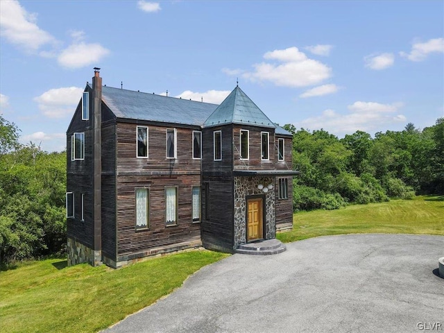 view of front of house with a front lawn