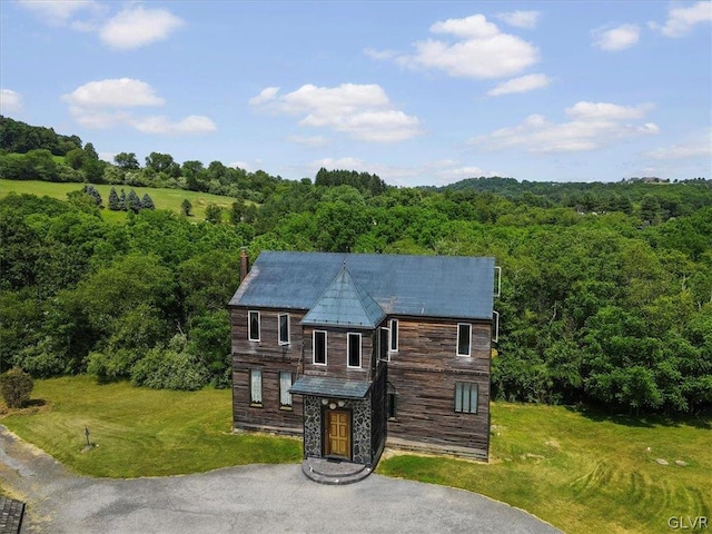 view of front of home featuring a front lawn