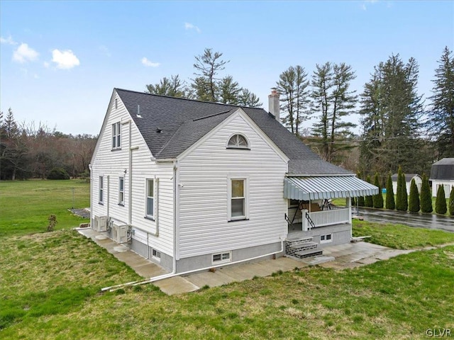 back of house featuring a lawn