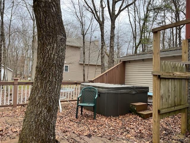 view of yard with a hot tub