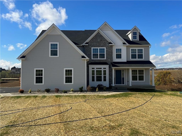 view of front of property featuring a front lawn