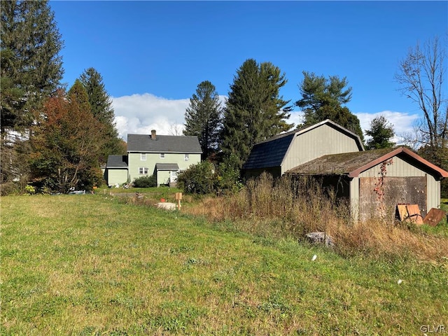 view of yard featuring an outbuilding