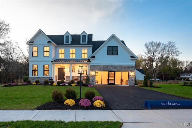 view of front of property featuring a front yard