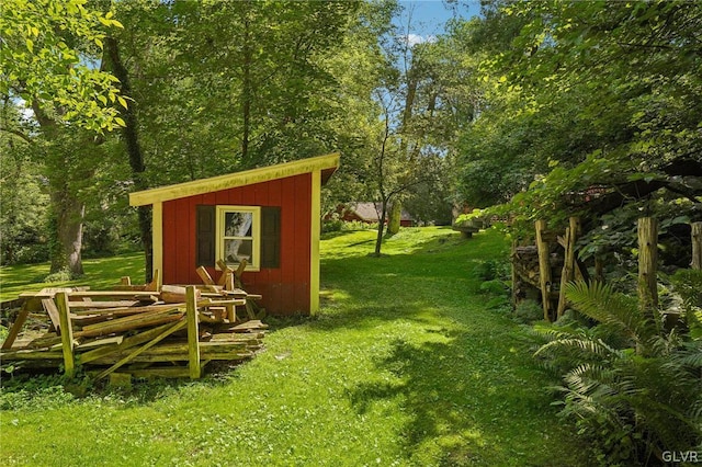 view of yard featuring an outdoor structure