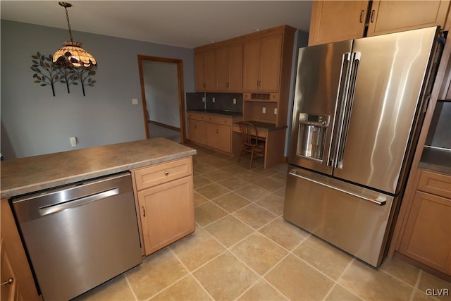 kitchen with stainless steel appliances, pendant lighting, and backsplash