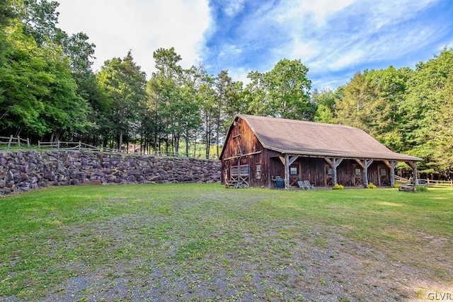 view of yard featuring an outbuilding