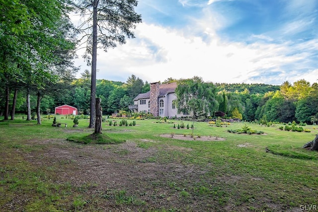 view of yard with an outbuilding