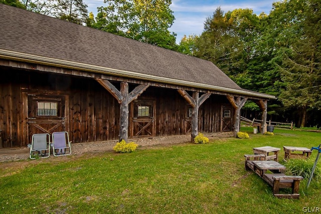 view of yard featuring an outdoor structure