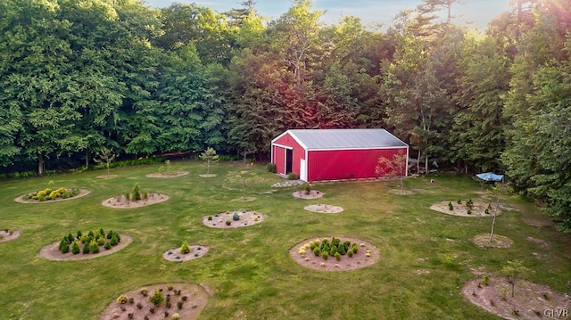 view of yard featuring an outdoor structure