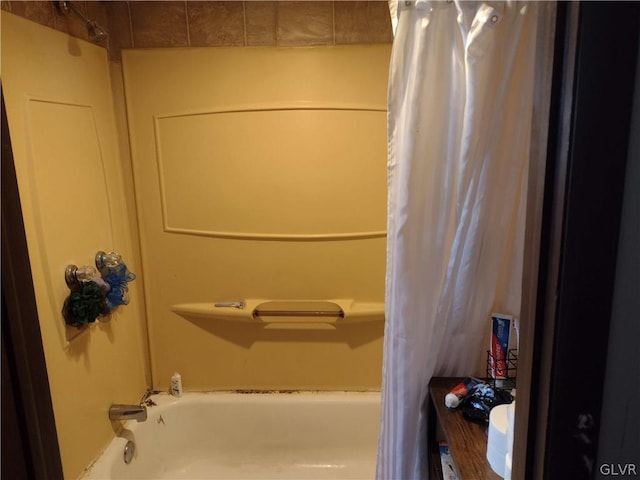 bathroom with shower / tub combo