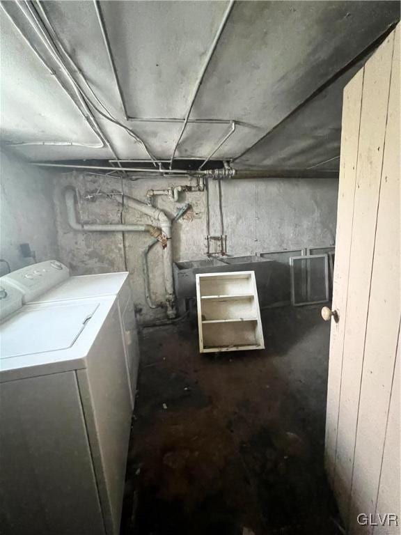 basement with washing machine and dryer