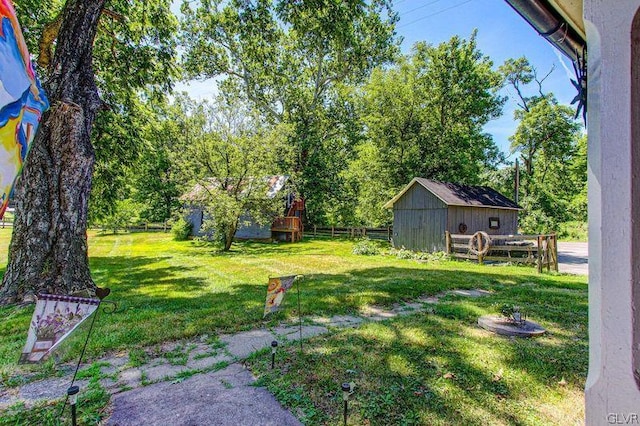 view of yard with a storage shed