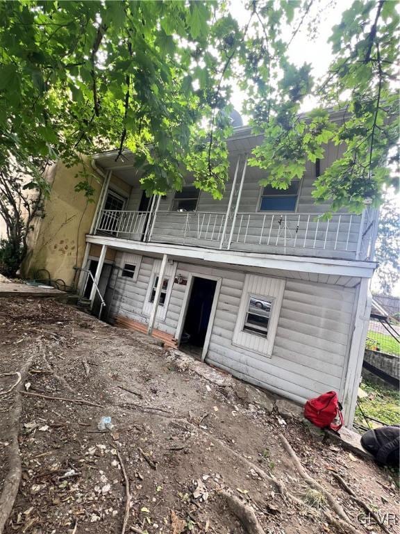 view of front of property featuring a balcony