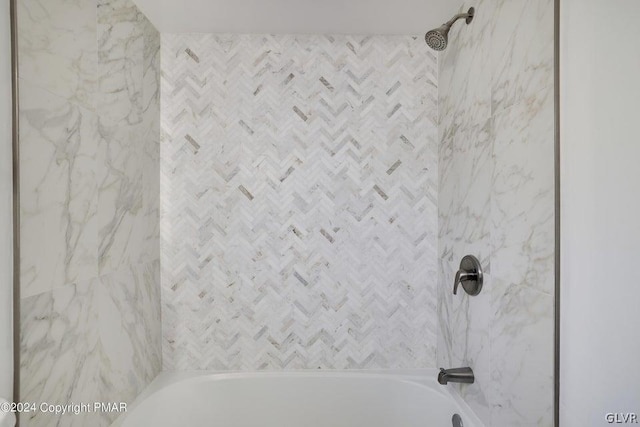 bathroom with tiled shower / bath