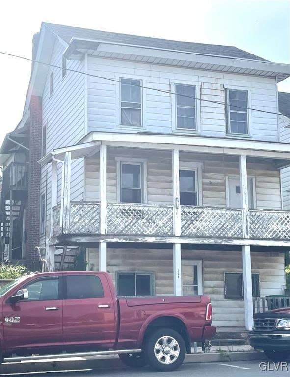 view of front facade featuring a balcony