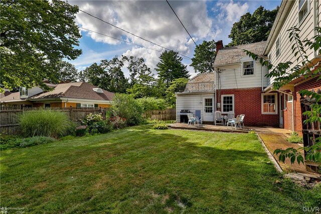 view of yard featuring a patio area