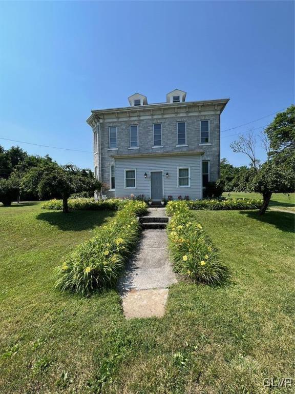 back of house featuring a lawn