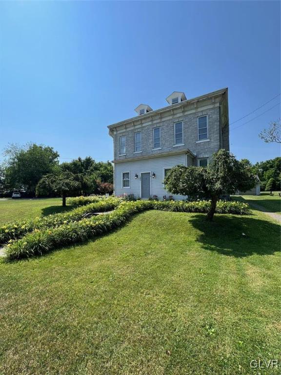 view of front facade featuring a front lawn