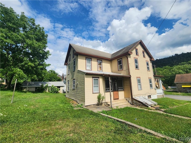 view of front of property with a front lawn