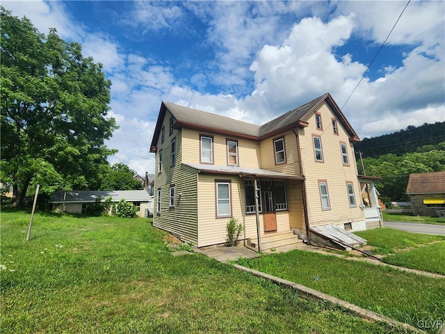 view of front of property featuring a front lawn