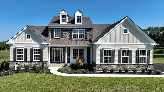 view of front of house featuring a front lawn