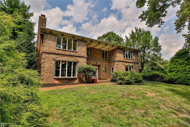 view of front of home featuring a front lawn