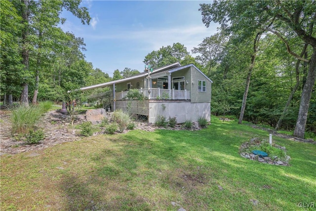 mid-century inspired home featuring a front lawn