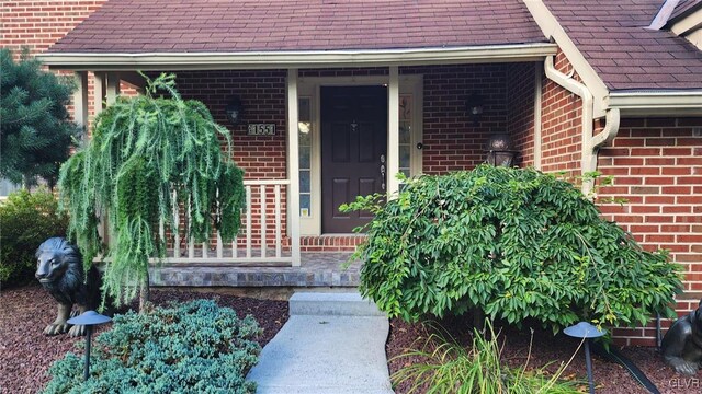 view of front of house with a front yard