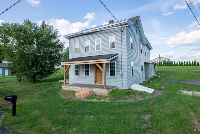 view of front of property featuring a front lawn