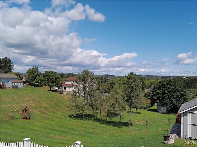 view of yard featuring an outbuilding