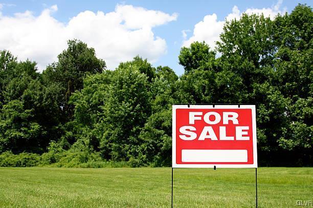 community / neighborhood sign featuring a yard