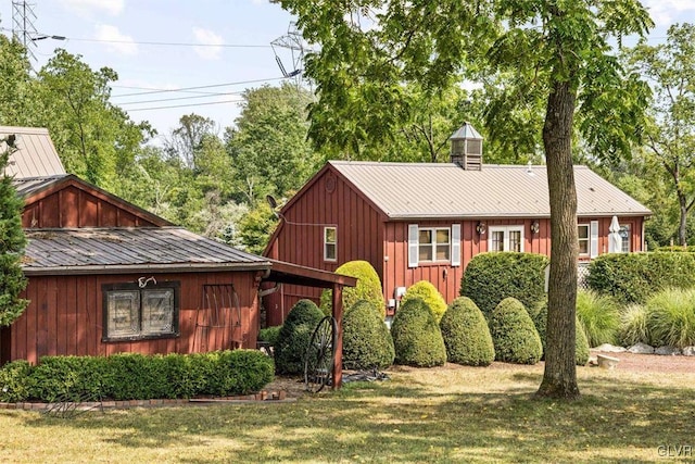 view of front facade with a front yard