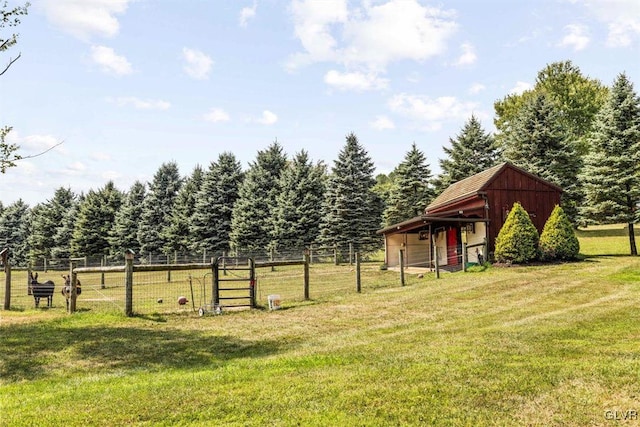 view of yard featuring an outbuilding