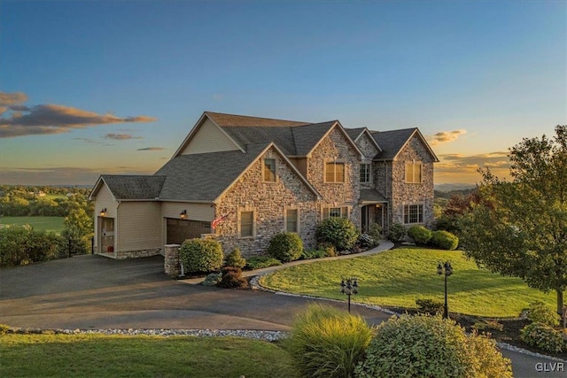 view of front of property featuring a lawn