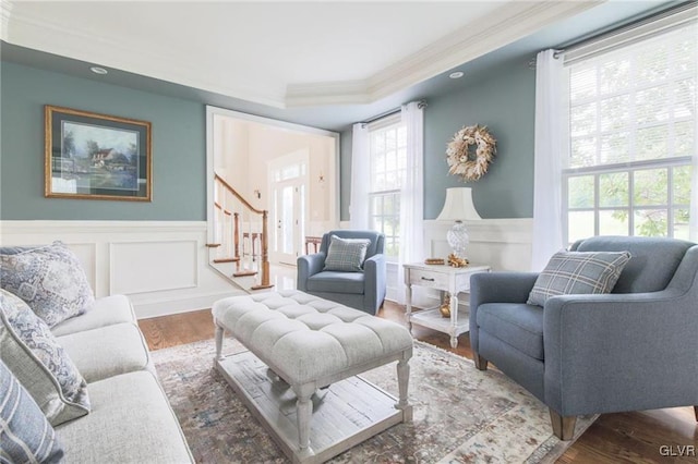 living room featuring crown molding, plenty of natural light, and hardwood / wood-style flooring