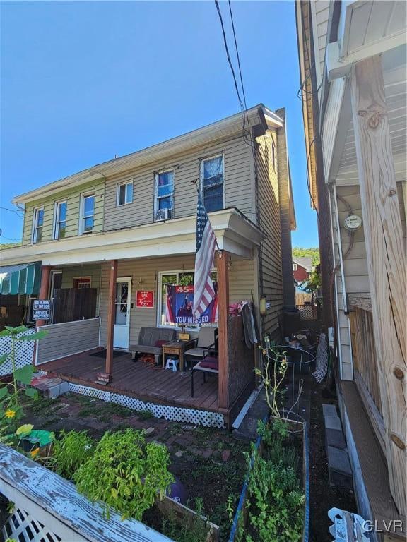 view of front of house featuring a wooden deck and outdoor lounge area