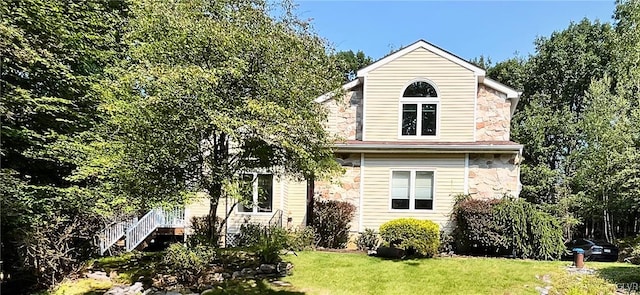 view of front of house featuring a front lawn