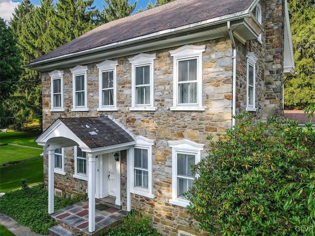 view of front of house featuring a front lawn