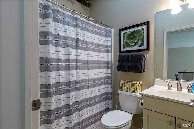 bathroom featuring a shower with shower curtain, vanity, and toilet