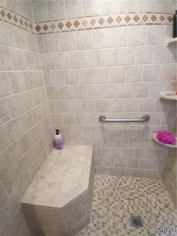 bathroom featuring tiled shower