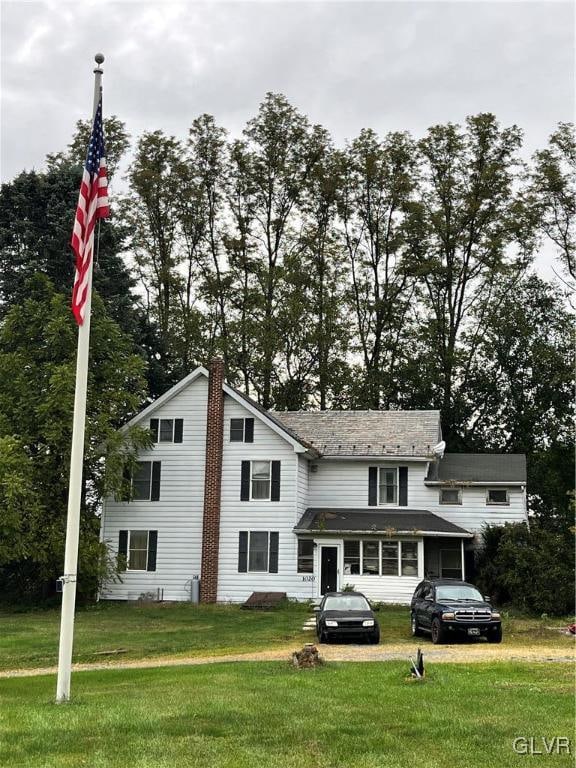 view of front property featuring a front yard