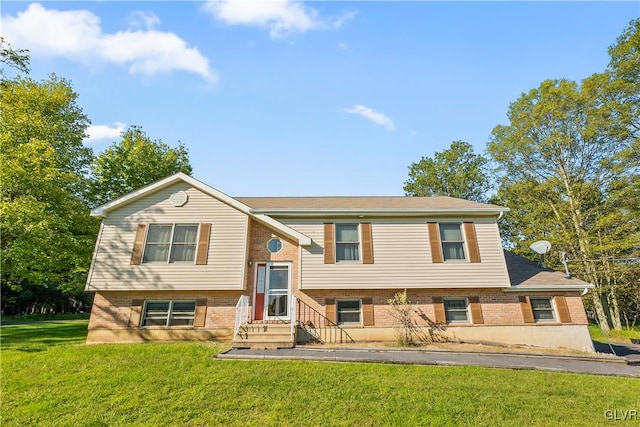 split foyer home with a front yard