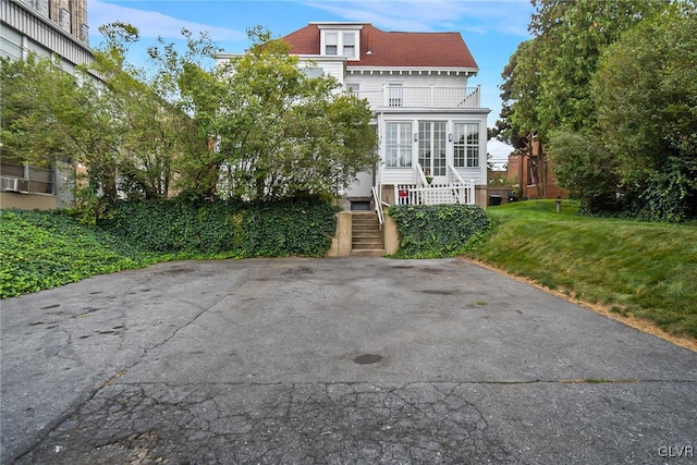 view of front of property featuring a front lawn