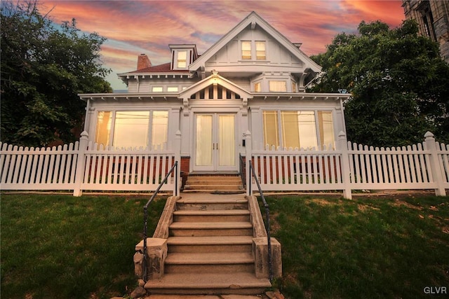 view of front of property with a lawn