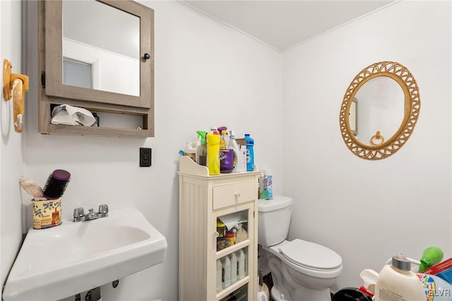 bathroom featuring toilet and sink