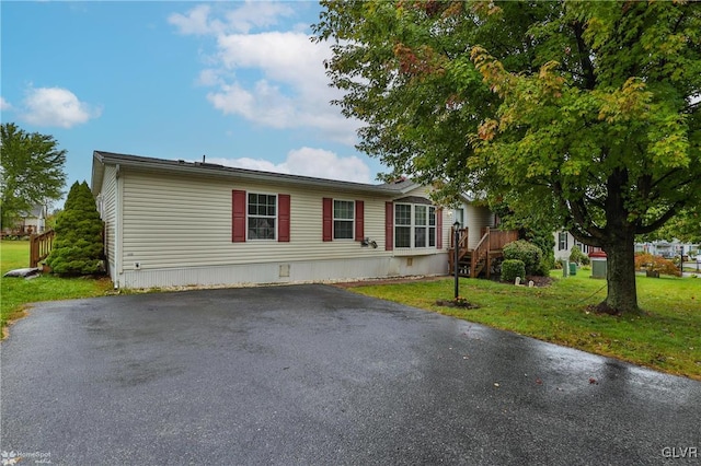 view of front of property featuring a front yard