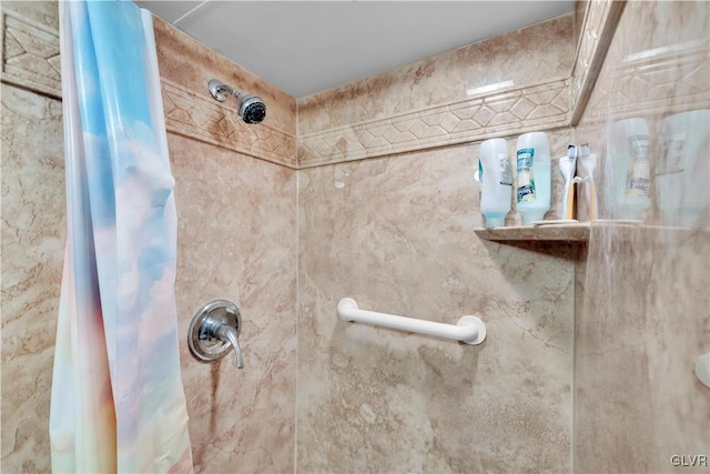 bathroom featuring a shower with shower curtain