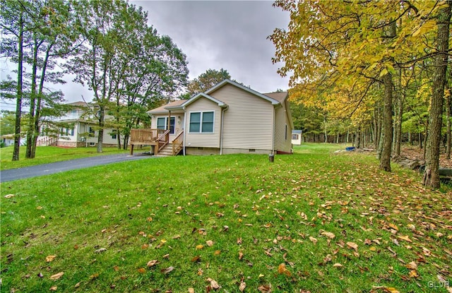 view of front facade with a front lawn